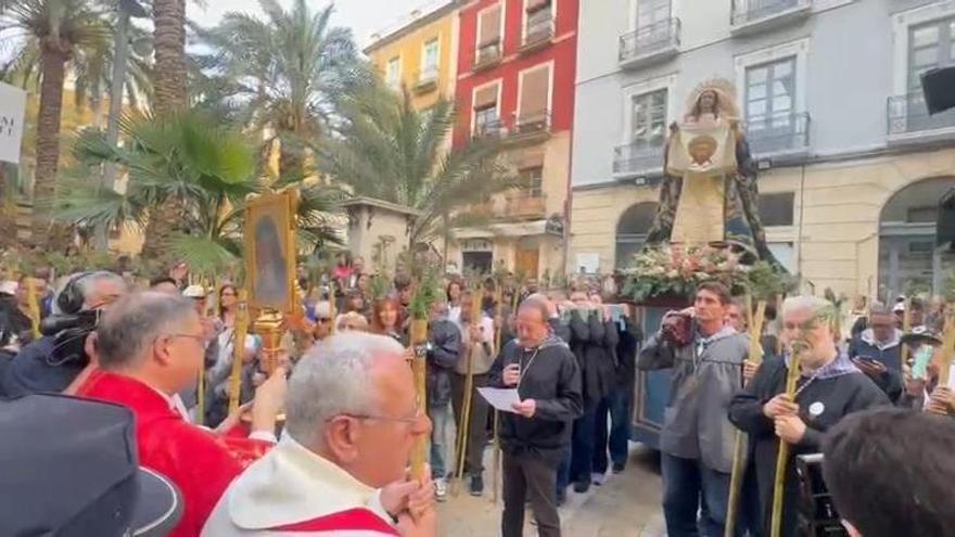 La Virgen del Remedio, Padrina de Alicante, se encuentra con la Santa Faz.