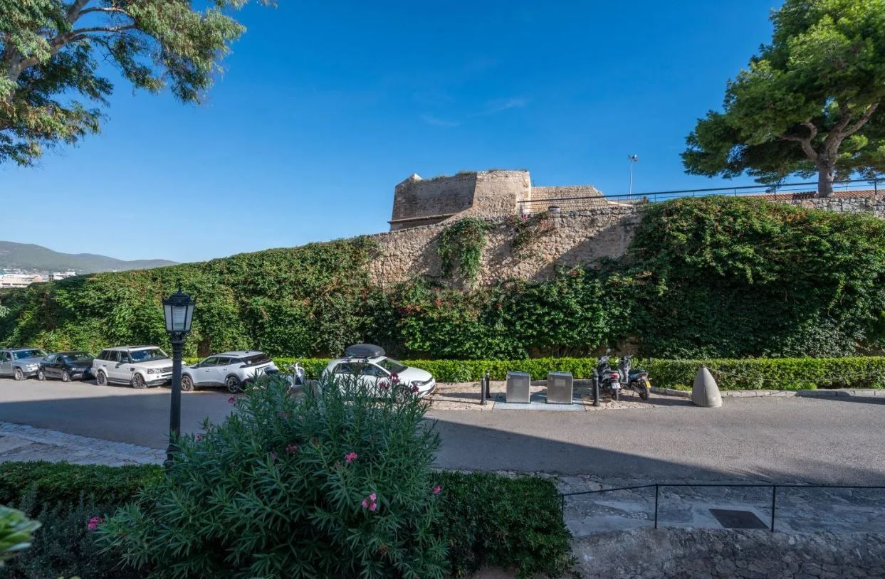A la venta un edificio con dos apartamentos y negocio en Ibiza por 625.000 euros