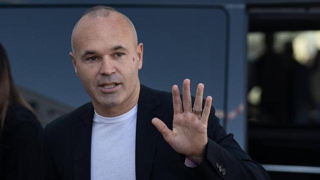 El futbolista espanyol Andrés Iniesta ha anunciat aquest dimarts a Barcelona que penja les botes amb 40 anys i després de finalitzar el seu últim contracte professional als Emirats Àrabs Units, convertit ja en història del futbol espanyol com a ‘heroi’ del primer i únic Mundial masculí conquerit el 2010 a Sud-àfrica i com una de les figures històriques del FC Barcelona.