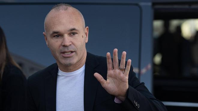 El futbolista español Andrés Iniesta ha anunciado este martes en Barcelona que cuelga las botas con 40 años y tras finalizar su último contrato profesional en los Emiratos Árabes Unidos, convertido ya en historia del fútbol español como héroe del primer y único Mundial masculino conquistado en 2010 en Sudáfrica y como una de las figuras históricas del FC Barcelona.