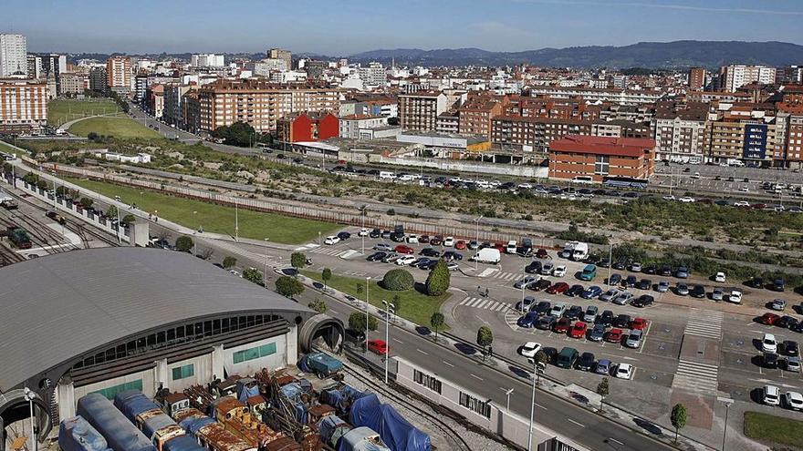 Vista de la zona del plan de Vías, con el Museo del Ferrocarril en primer término. | ÁNGEL GONZÁLEZ