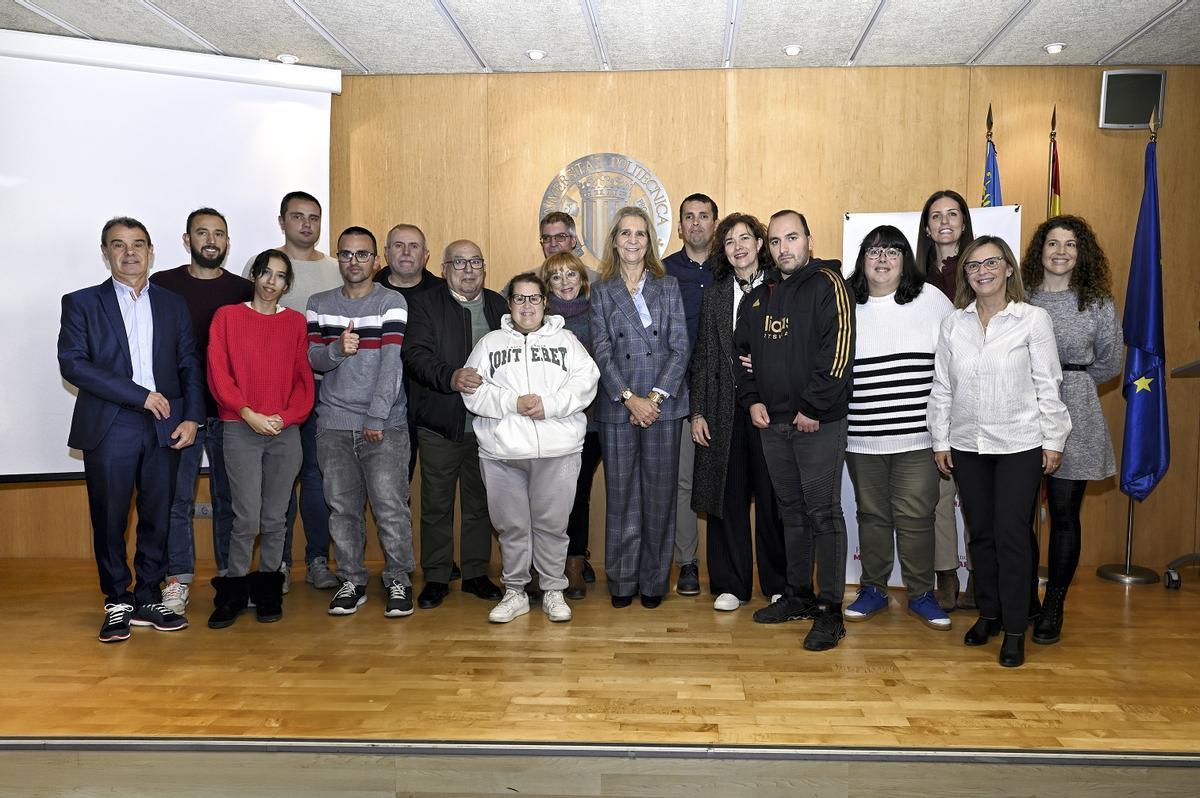 La delegación de Auna Inclusió posa con la Infanta Elena