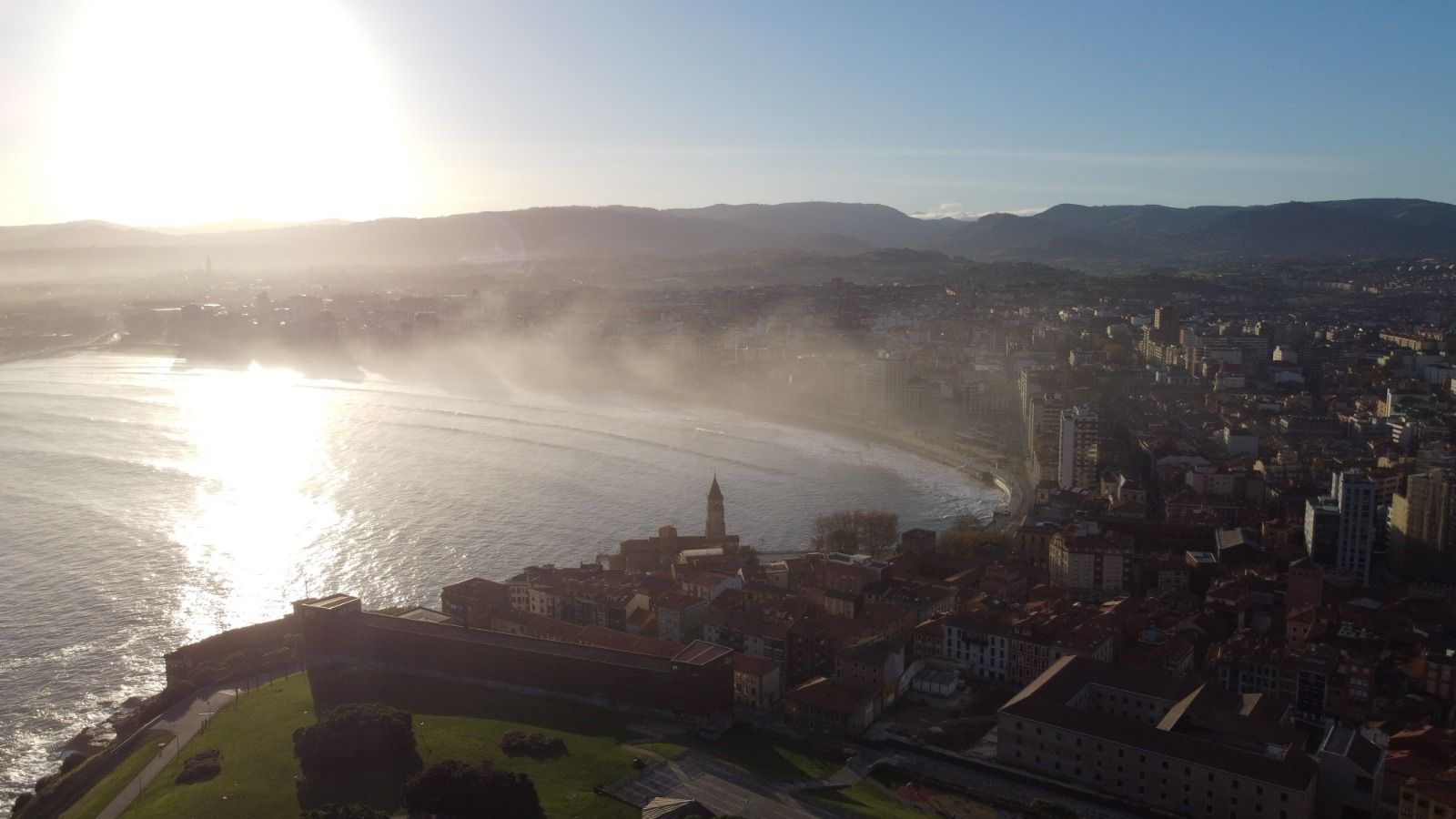 Las fascinantes imágenes de Gijón amaneciendo que triunfan en redes sociales