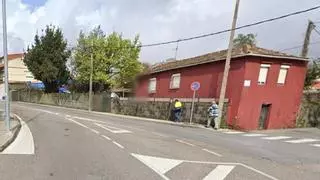 Empotra su coche contra el muro de una casa y acaba dentro de la finca tras una salida de vía en Lavadores