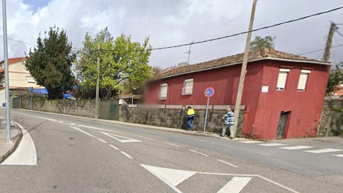 El coche se empotró contra al muro de esa casa, situada en la calle Portela.