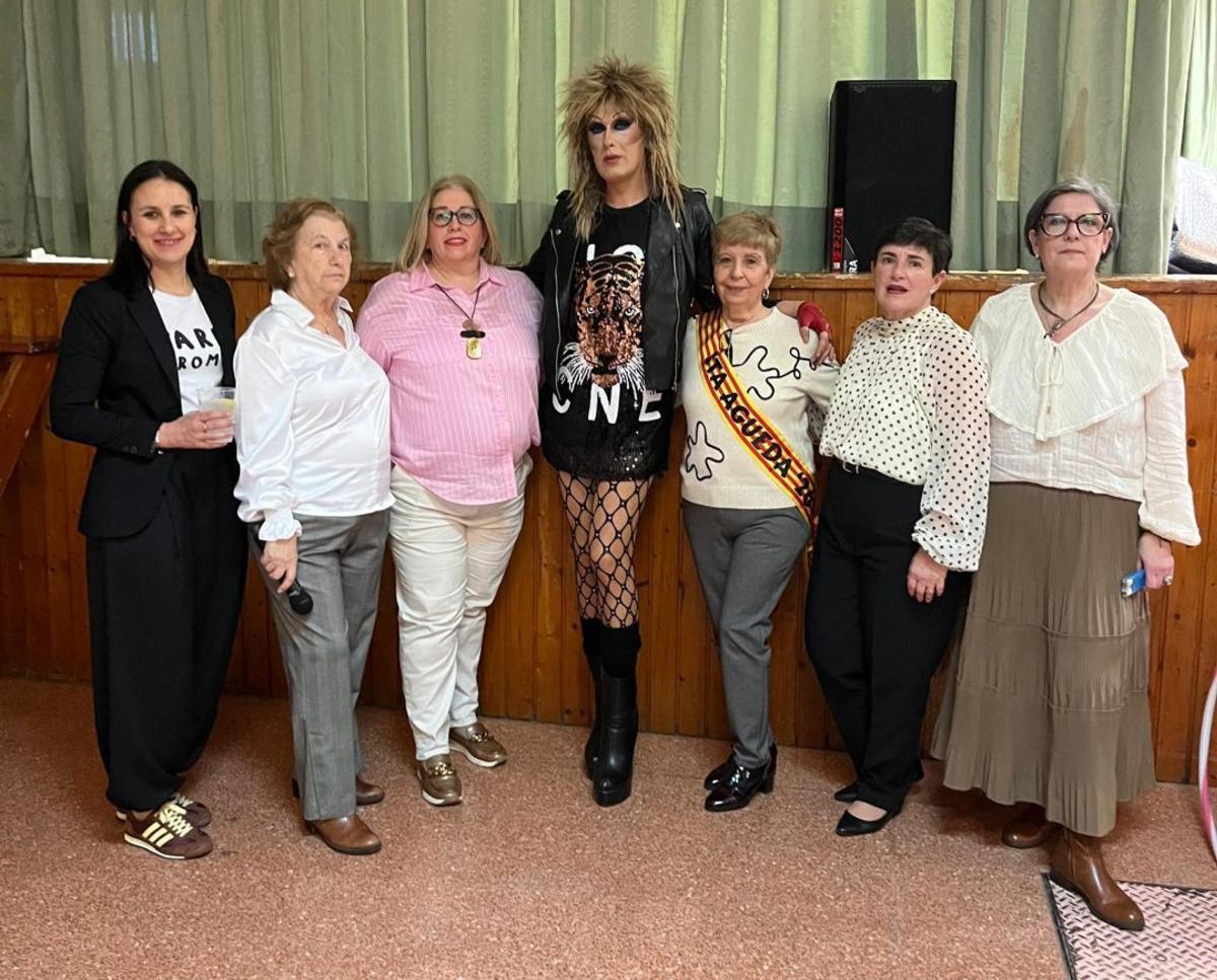 En Pinseque las mujeres disfrutaron de una animada actuación.