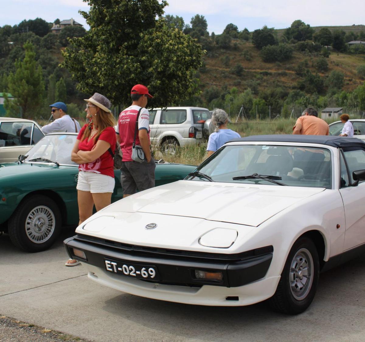 Los coches clásicos pasean por las calles de Puebla de Sanabria