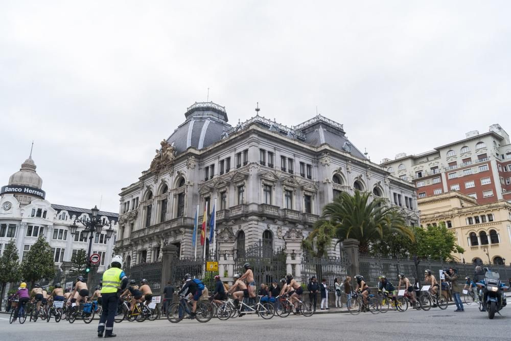 Los bomberos protestan en bicicleta y ropa interior por las calles de Oviedo