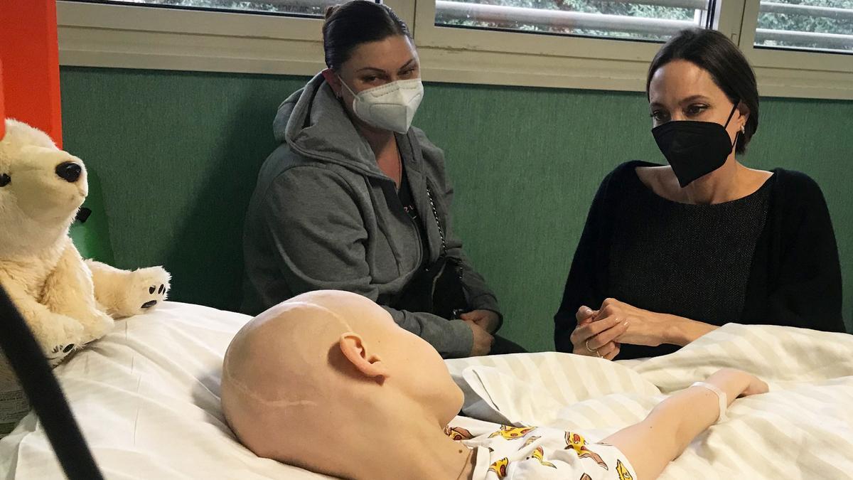 Angelina Jolie visita un hospital con niños ucranianos en Roma.