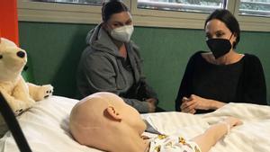 Angelina Jolie visita un hospital con niños ucranianos en Roma.