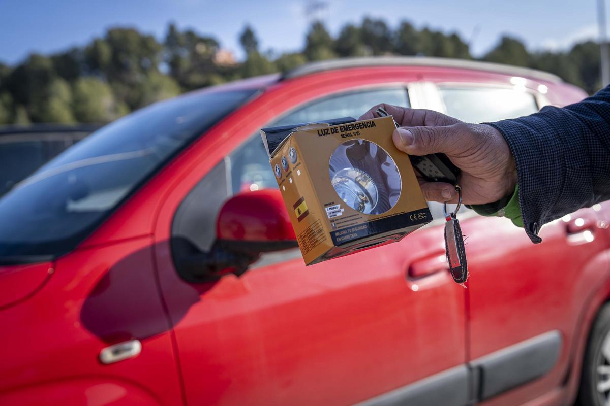 Primer día de aplicación de la nueva medida de llevar baliza V16 obligatoria en el coche