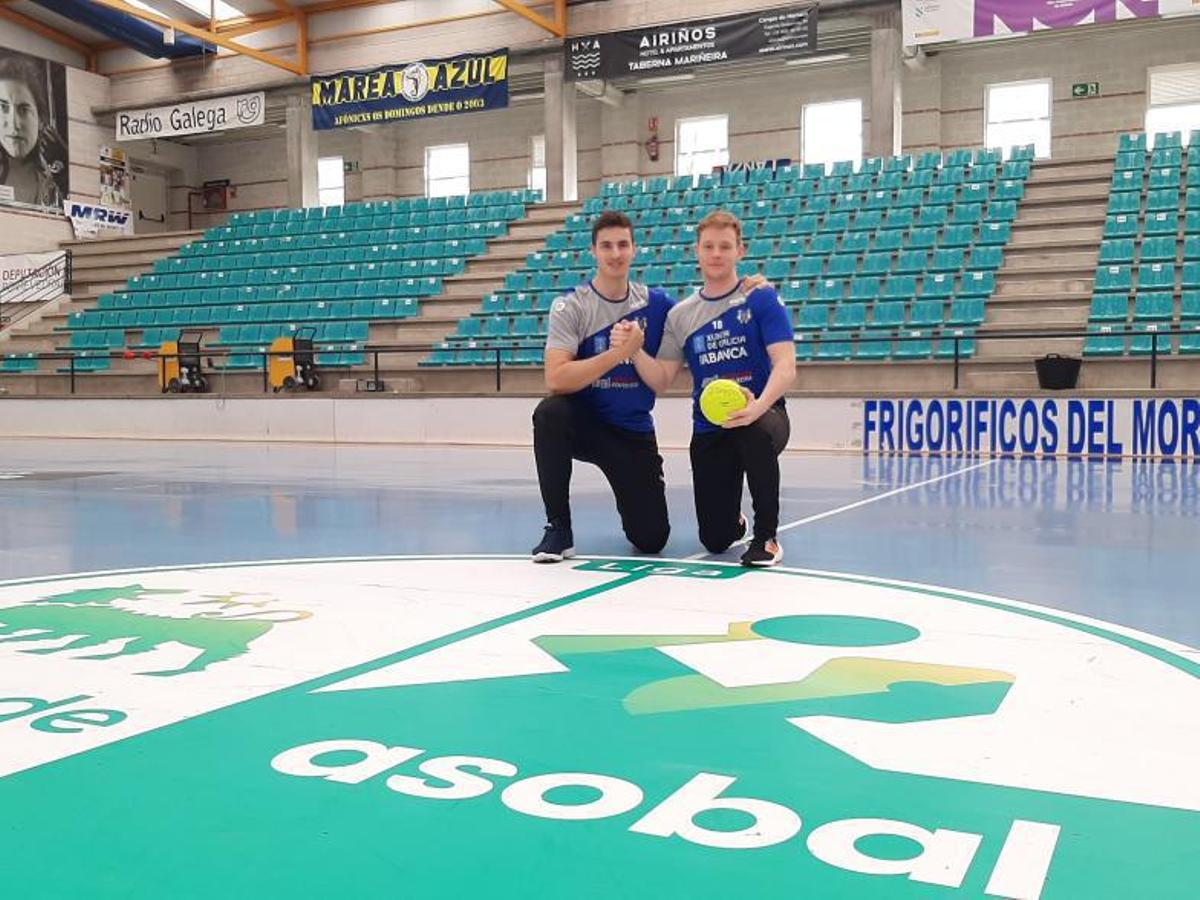 Asier Iríbar (izq.) y Ragmond Toth (dch.), ayer en la pista de O Gatañal. |  // GONZALO NÚÑEZ