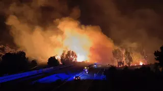El fuego de Jarilla calcina 4.600 hectáreas, obliga a confinar Oliva de Plasencia y a cerrar 25 kilómetros de la A-66