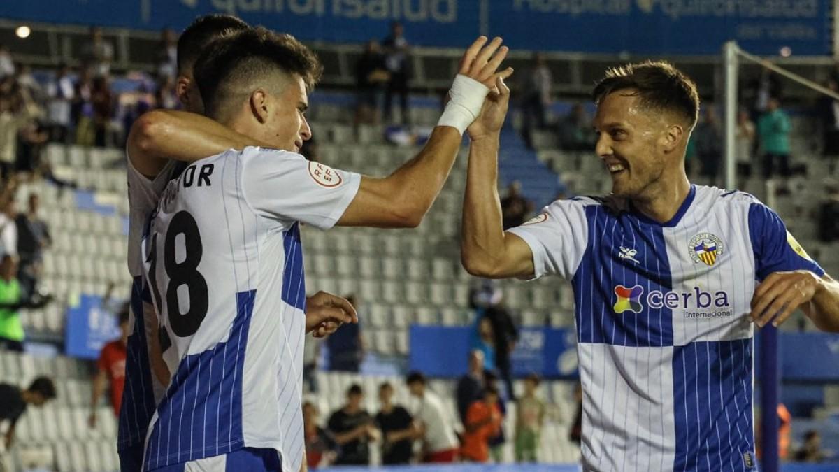 Los jugadores del CE Sabadell celebran un gol