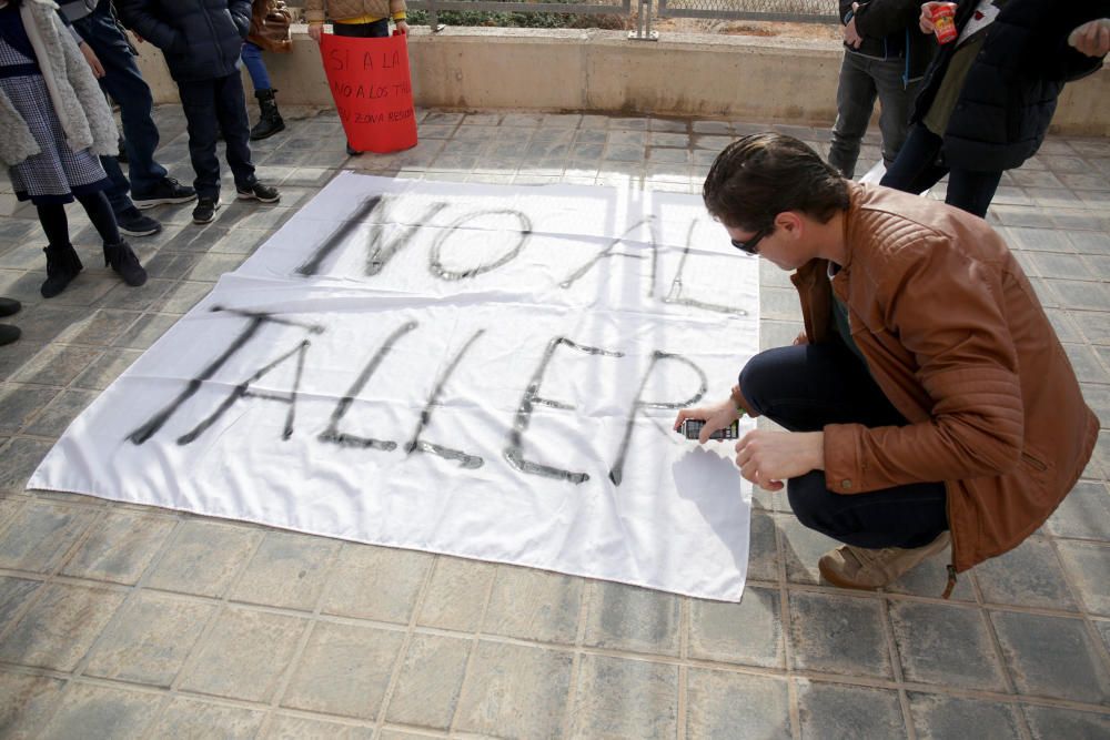 Manifestación vecinal en contra de los talleres de la T2 en Quatre Carreres