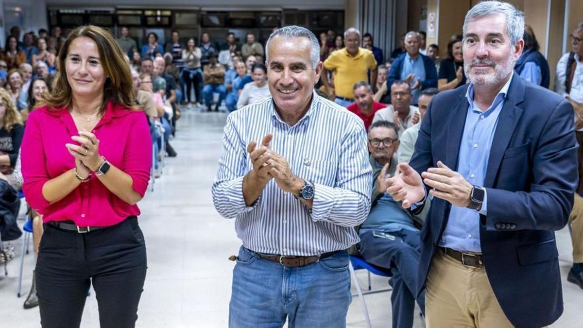 De izquierda a derecha, Lola García, Mario Cabrera y Fernando Clavijo, después de finalizar la asamblea insular de CC.