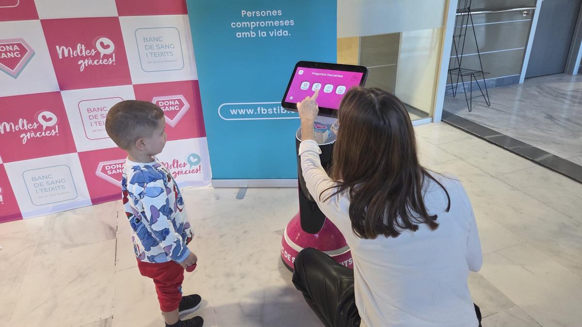 El robot tiene la misión de captar personas dispuestas a donar sangre