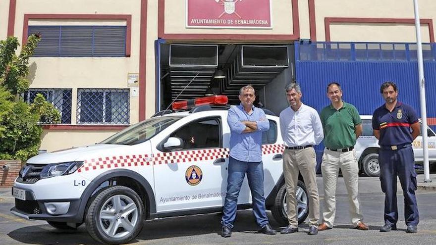 Víctor Navas presentó ayer un nuevo vehículo de Bomberos.