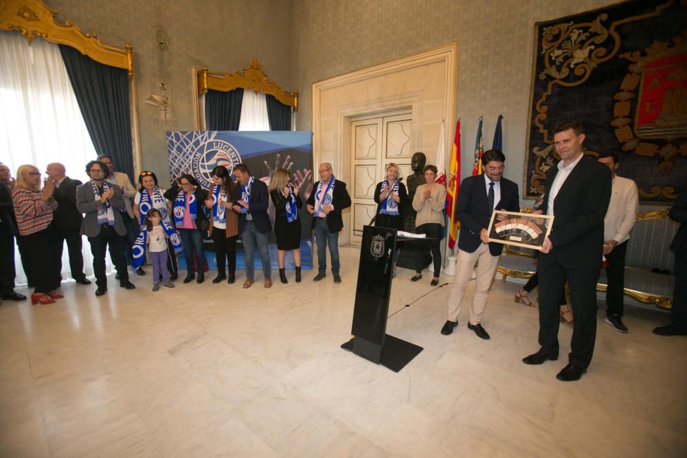 Unos 300 aficionados arropan al equipo de Rivero en el Ayuntamiento tras su ascenso a LEB Oro