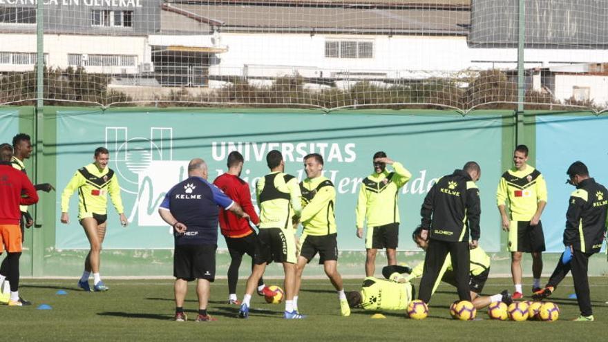 La plantilla del Elche se ha entrenado esta mañana en el anexo