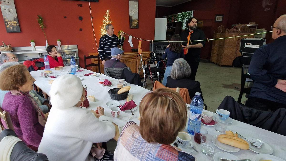 Varias personas mayores observan el espectáculo ofrecido por ‘Jordiman’.