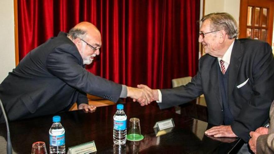 El secretario autonómico de Agricultura saluda al presidente de Riegos de Levante Margen Derecha, José Andújar.