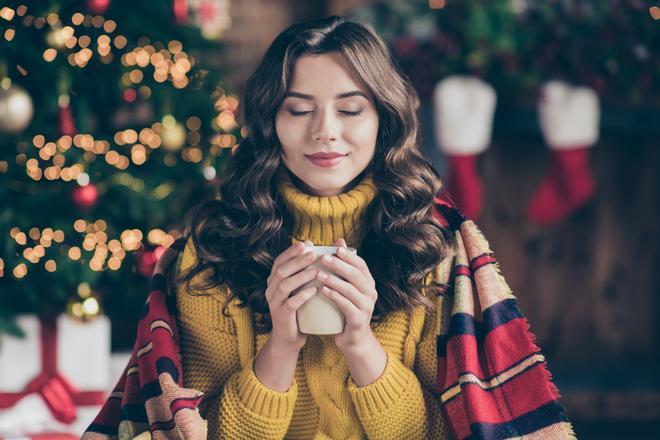 Mujer disfrutando de un Té de Navidad