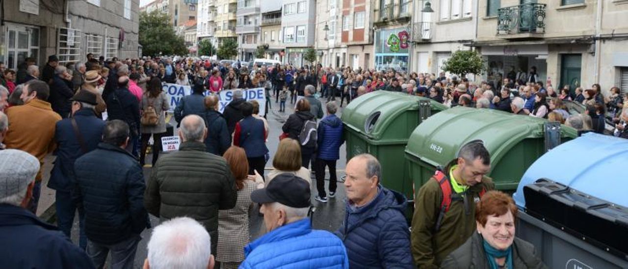 Asistentes, ayer por la mañana, a la 50º concentración dominical delante del centro de salud de Moaña. | GONZALO NÚÑEZ