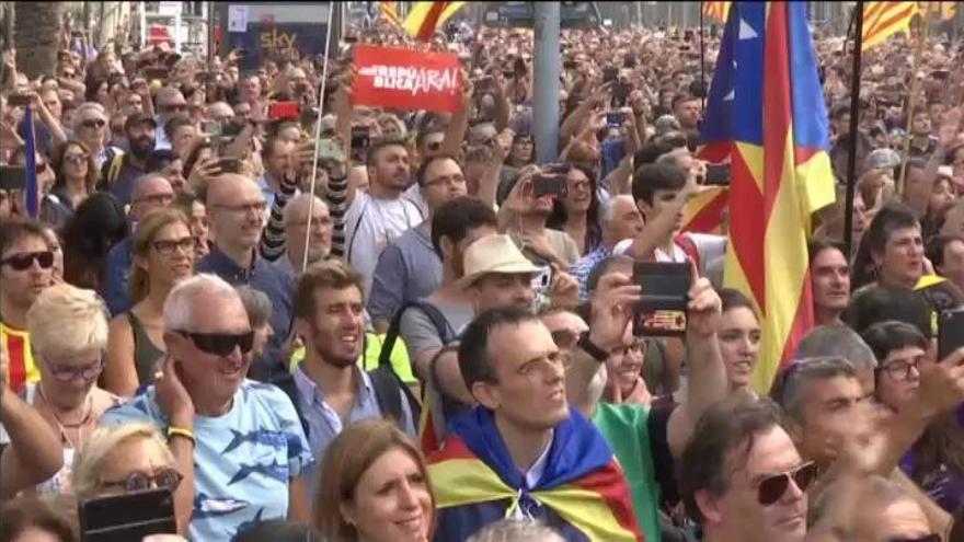 Los independentistas celebran la aprobación de la DUI en las calles de Barcelona