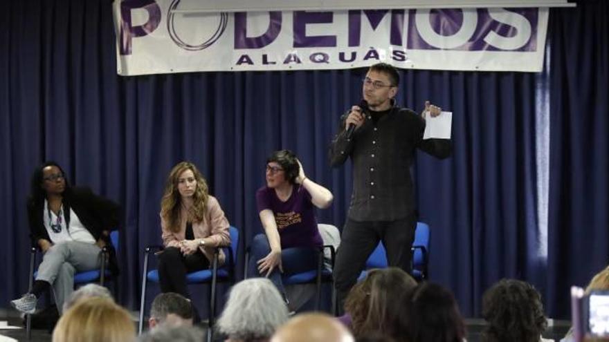 Monedero, en Alaquàs, ayer. A su lado, Bosaho, M.ª Teresa Pérez y Pilar Lima.