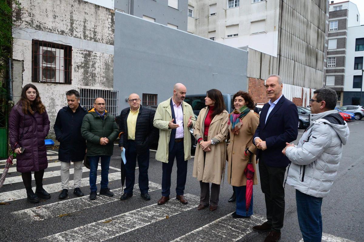El alcalde de Bueu, Félix Juncal, y la conselleira de Vivenda, María Martínez Allegue, junto a representantes municipales y autonómicos en el solar de As Lagoas en el que se construirá el edificio de 21 pisos de protección oficial.