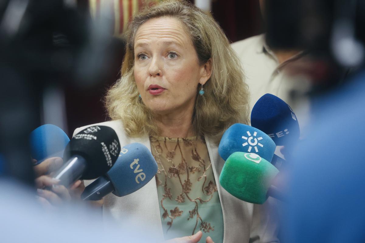 Archivo - La vicepresidenta y ministra de Asuntos Económicos en funciones, Nadia Calviño, este sábado en declaraciones a los medios en Cádiz. Archivo - La vicepresidenta y ministra de Asuntos Económicos en funciones, Nadia Calviño, este sábado en declaraciones a los medios en Cádiz.