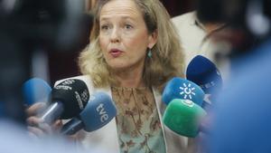 Archivo - La vicepresidenta y ministra de Asuntos Económicos en funciones, Nadia Calviño, este sábado en declaraciones a los medios en Cádiz.
