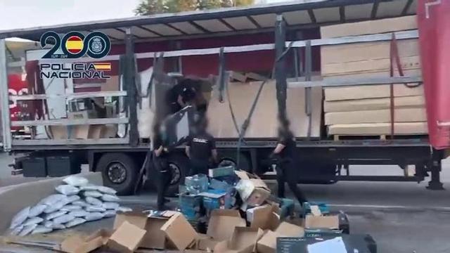 Vídeo | Intercepten a la Jonquera un tràiler carregat de marihuana amagada entre electrodomèstics