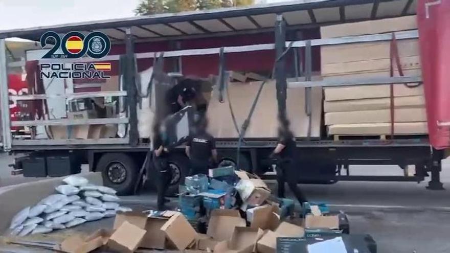 Vídeo | Intercepten a la Jonquera un tràiler carregat de marihuana amagada entre electrodomèstics
