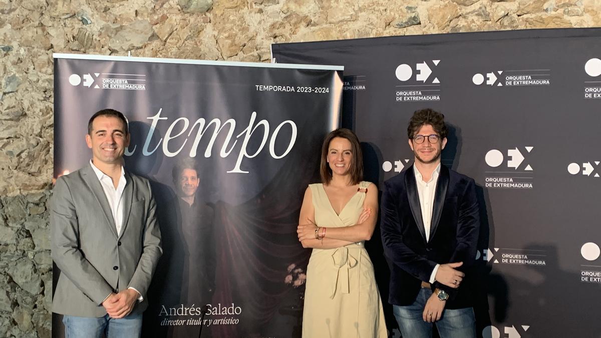 Esteban Morales, Nuria Flores y el director Andrés Salado, ayer, en la presentación.