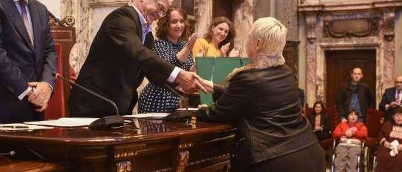 La gijonesa Teresa Meana recoge el reconocimiento de manos del regidor valenciano, Joan Ribó.