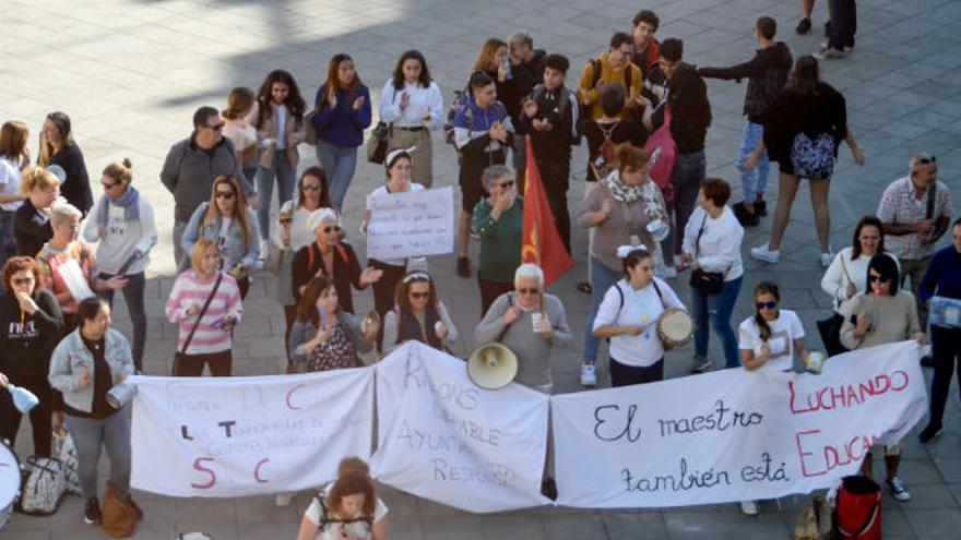 Las trabajadoras de las escuelas, sin cobrar