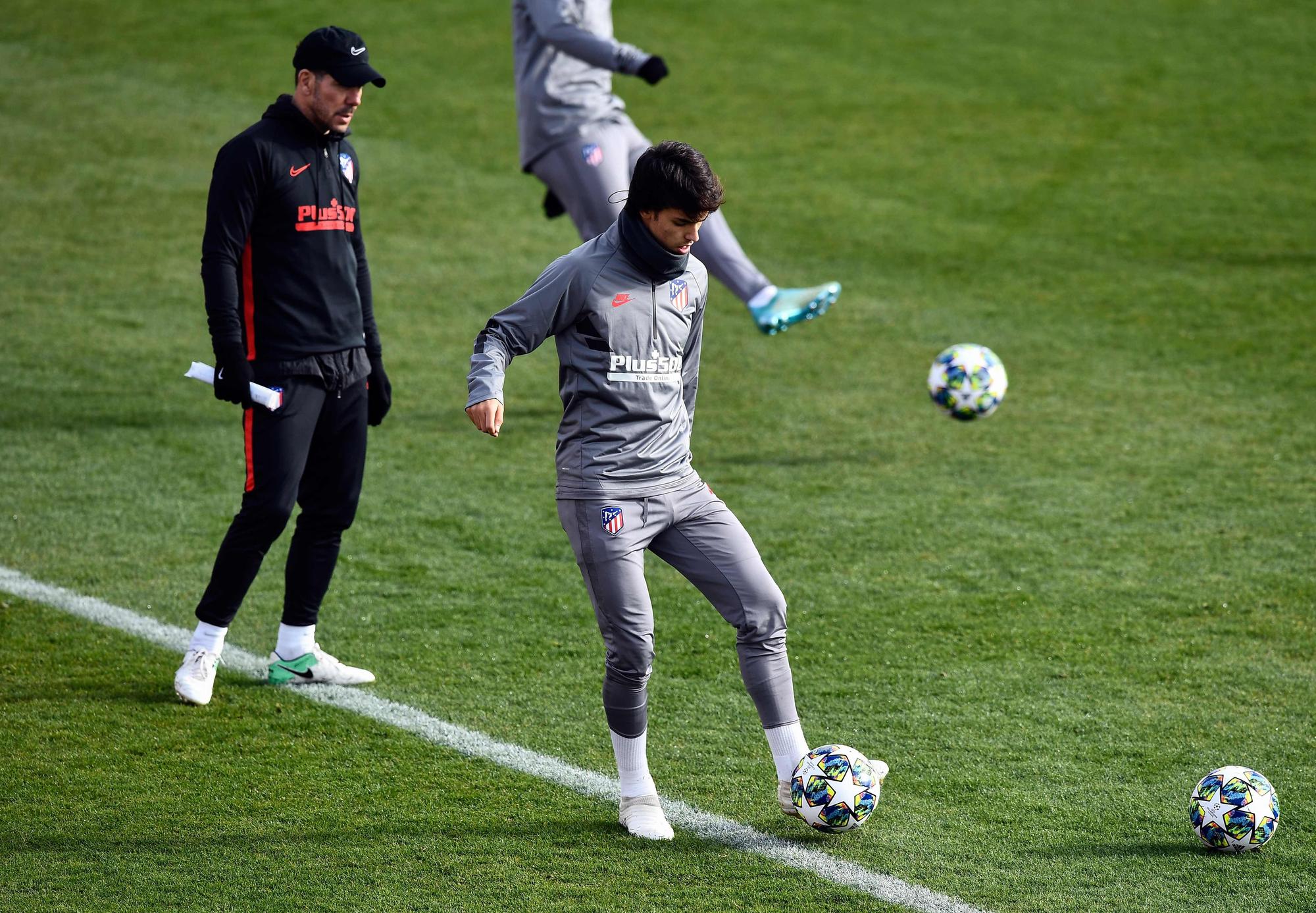 Joao Félix se entrena vigilado de cerca por Simeone.