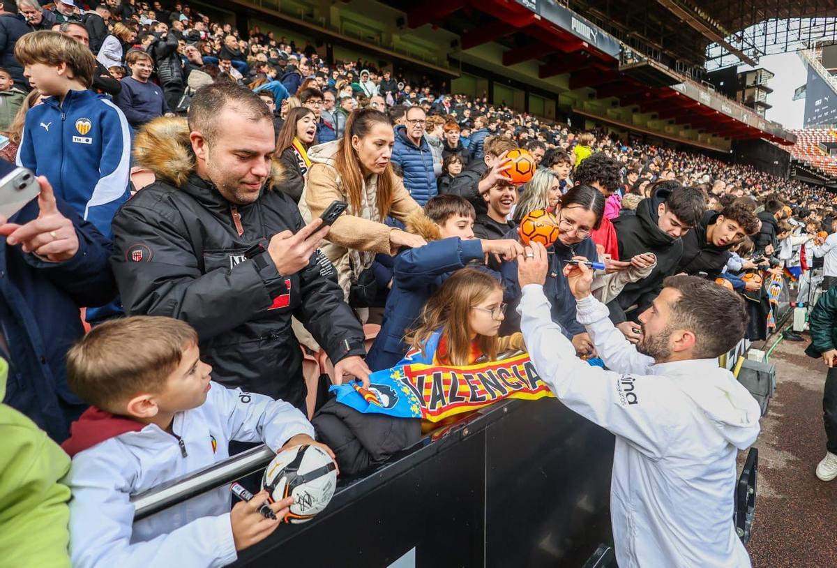 Búscate en las gradas de Mestalla durante el entrenamiento del Valencia CF