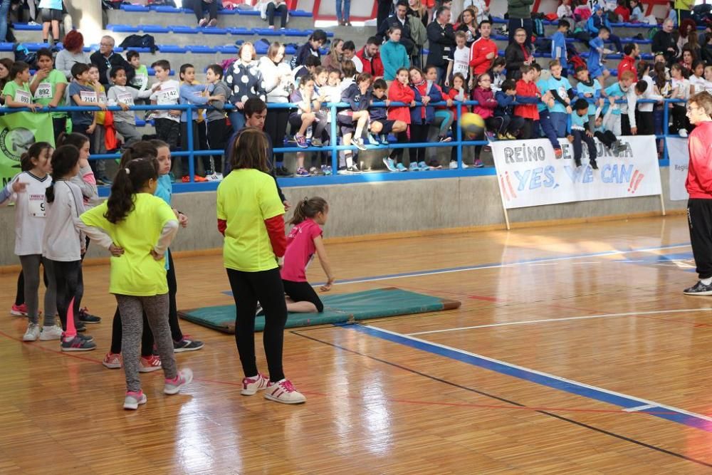 Jugando al atletismo en Alcantarilla