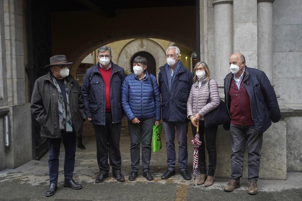 Companys, amics i familiars acomiaden en un acte sorpresa a l'interventor municipal