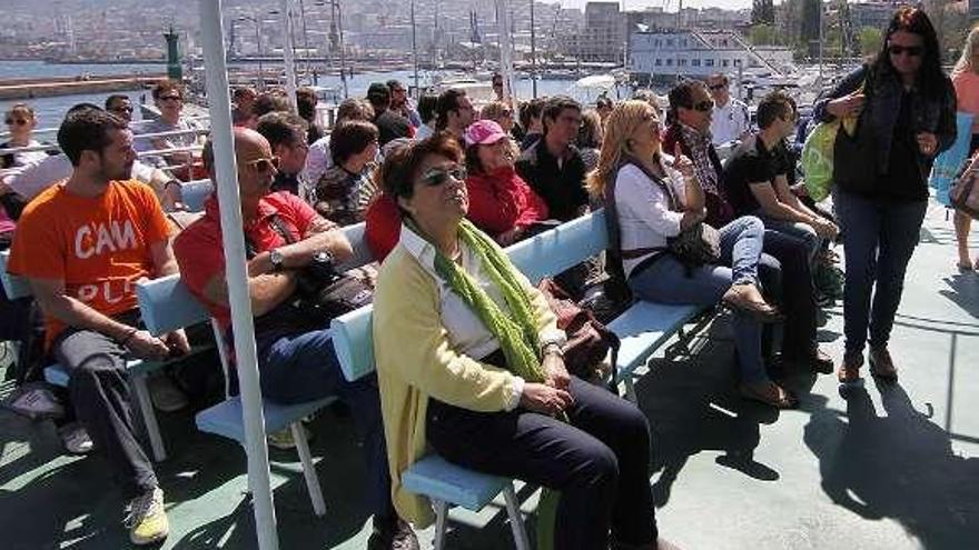 Pasajeros de un barco a Cíes poco antes de zarpar de Vigo.  // J. Santomé