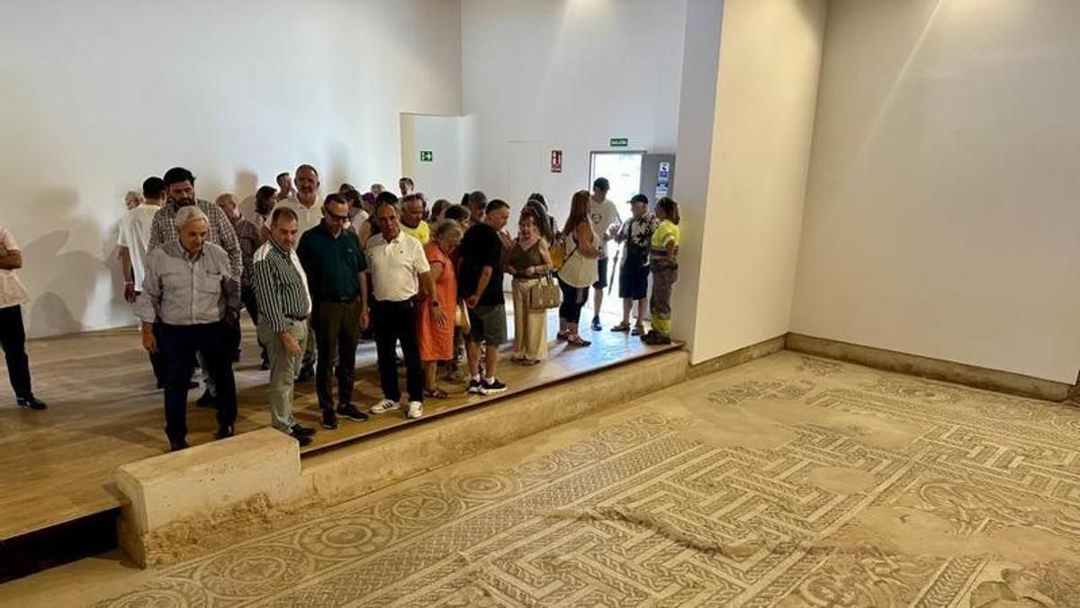 Imagen de visita realizada este jueves al yacimiento, con el mosaico de 'Bodas de Cadmo y Harmonía' en primer término.
