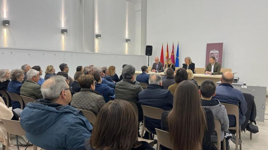 Decenas de vecinos acudieron al foro para decidir el futuro uso del Molino Armero.  | AYTO. MURCIA