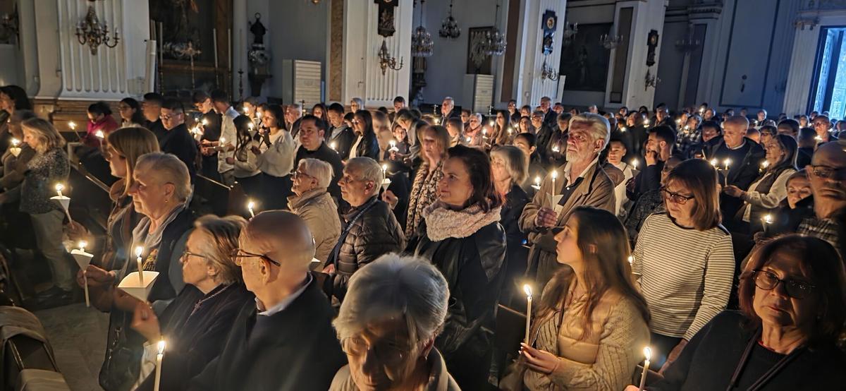 Vigilia Pascual en la parroquia de Santa Maria del Mar, en el Grau de València.