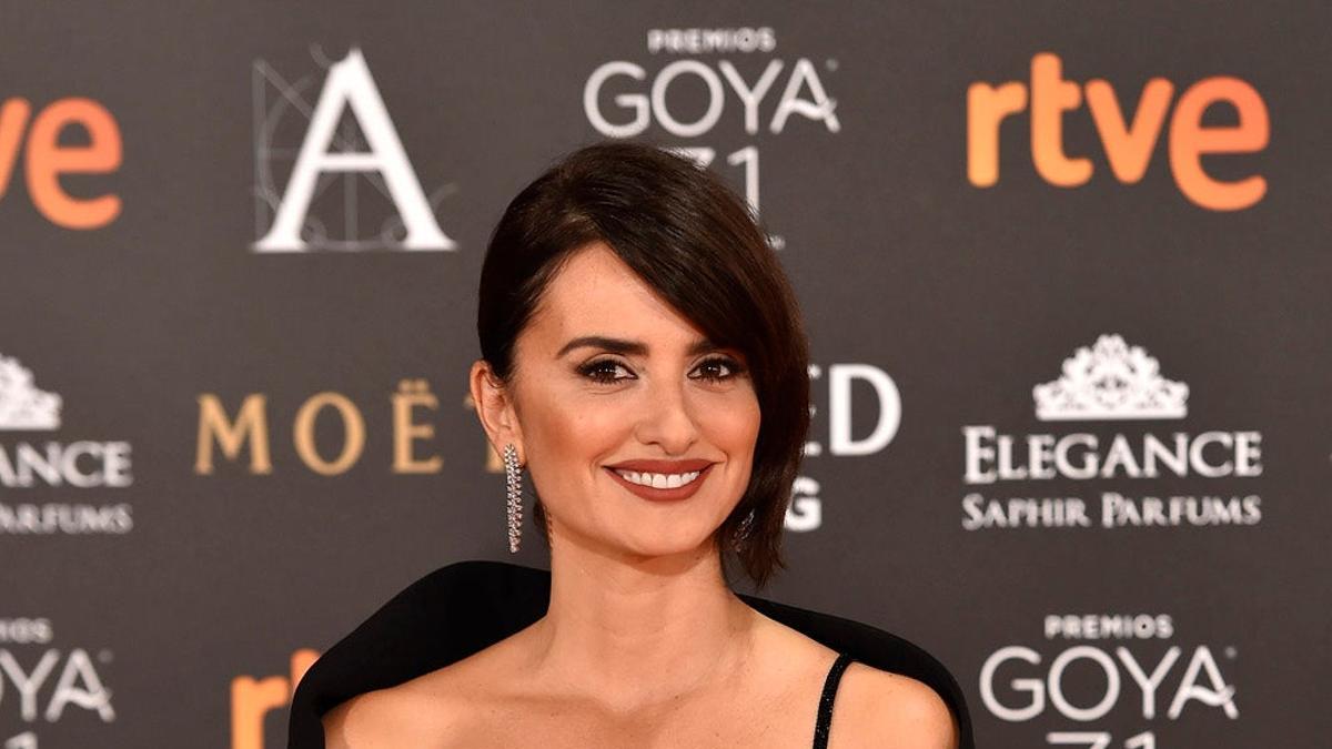 Premios Goya 2017: Penélope Cruz con vestido de Versace Costura