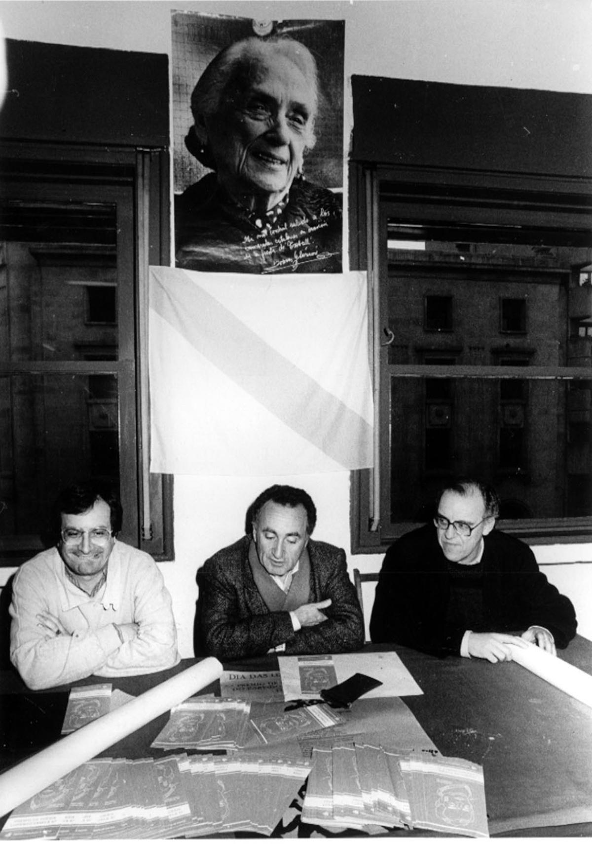 Alonso Montero, en 1987, cos seus compañeiros do PCE Carlos Barros (esquerda) e Manuel Peña Rey (dereita).