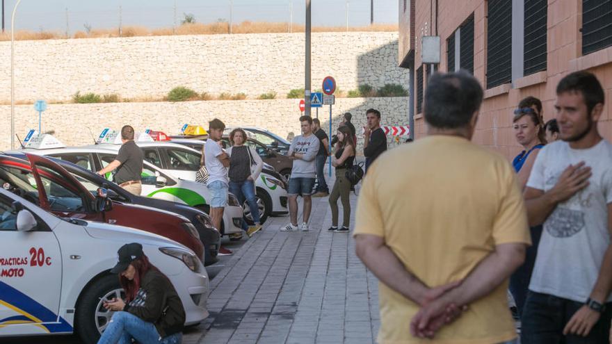 La huelga de examinadores de Tráfico bloquea las pruebas en Alicante