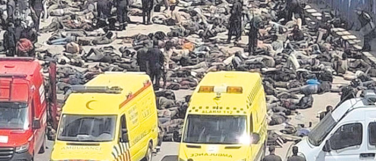 Policías marroquís retienen en el suelo del paso fronterioz de Nador a Melilla por el Barrio Chino a decenas de migrantes subsaharianos el 24 de junio de 2022. AMDH-NADOR